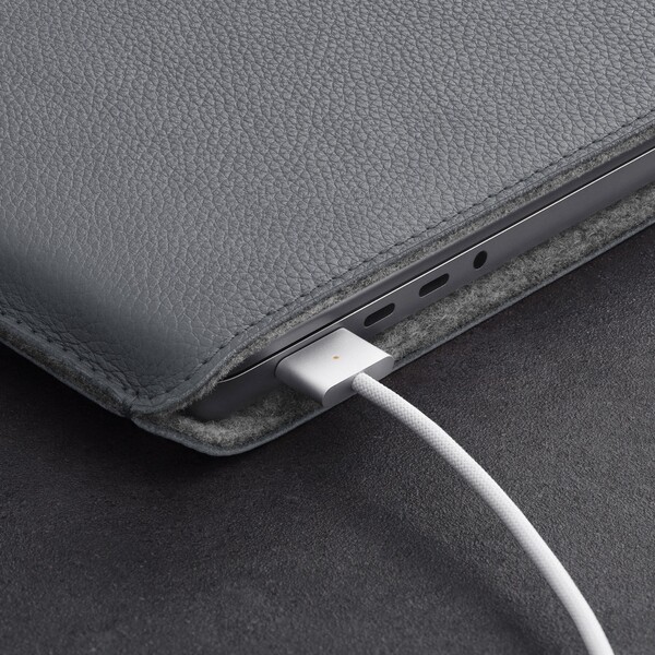 Woolnut-kozene-Sleeve-pouzdro-pro-16-MacBook-Pro-sede