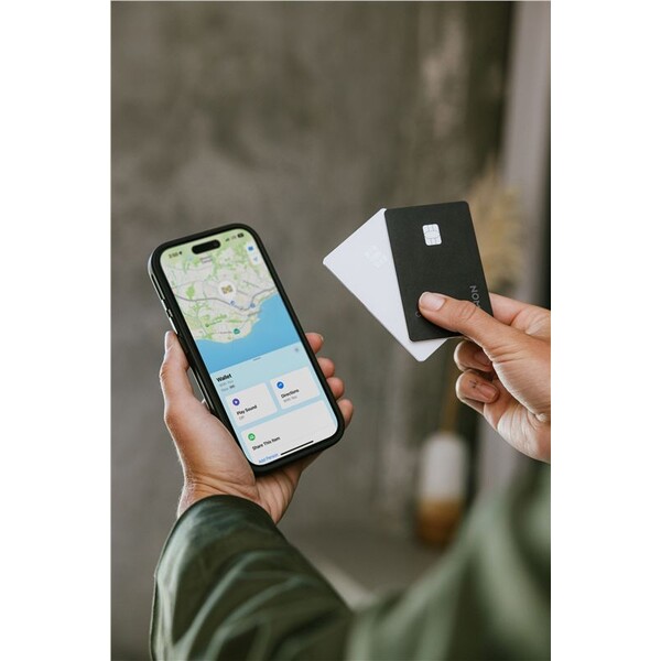 Nomad-Tracking-Card-Pro-lokator-s-Apple-Find-My-a-MagSafe-cerny