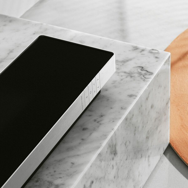 Bang-Olufsen-BeoSound-Stage-stribrny-s-cernym-krytem