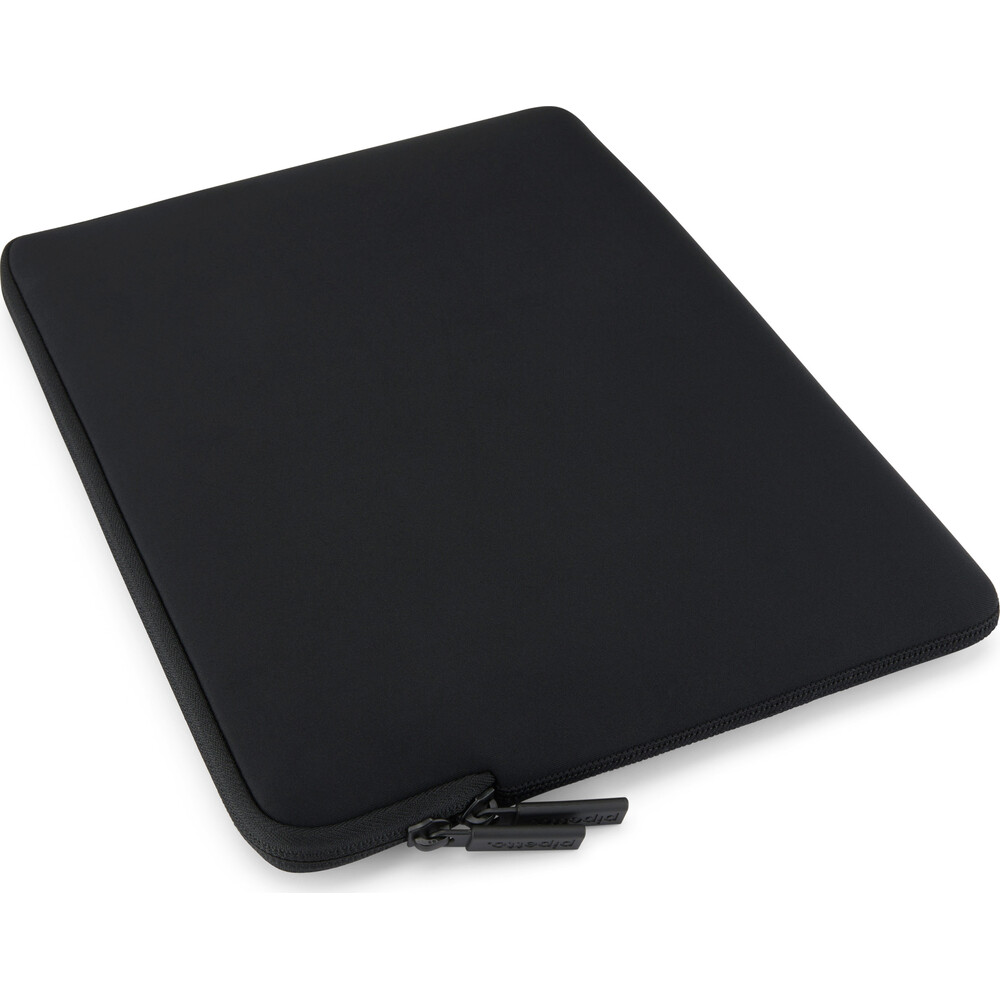 Pipetto-Classic-Fit-Sleeve-pouzdro-pro-MacBook-Neo-13-cerne