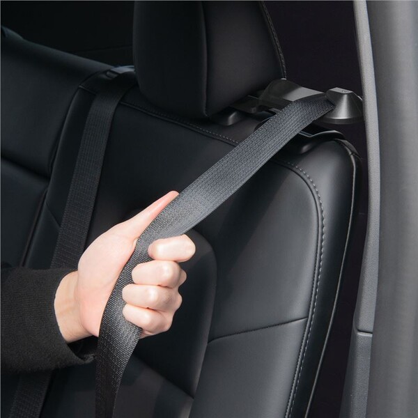 Spigen-Backseat-Seatbelt-Holder-drzak-bezpecnostniho-pasu-Tesla-Model-Y-cerny