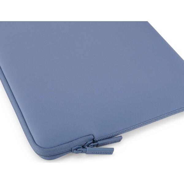 Pipetto-Classic-Fit-Sleeve-pouzdro-pro-MacBook-Neo-13-fialove