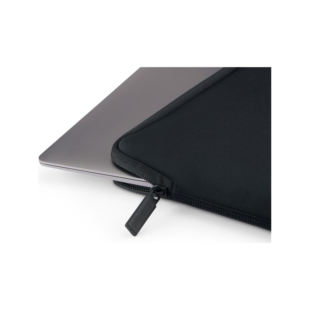 Pipetto-Classic-Fit-Sleeve-pouzdro-pro-MacBook-Air-15-cerne