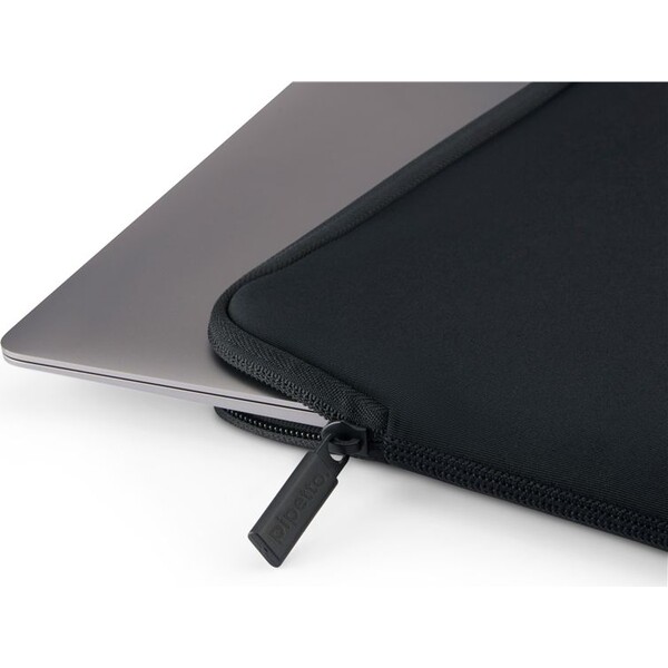 Pipetto-Classic-Fit-Sleeve-pouzdro-pro-MacBook-Air-15-cerne