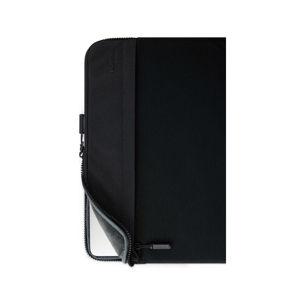 Pipetto-Expand-Sleeve-pouzdro-MacBook-Pro-14-MacBook-Air-13-6-cerne