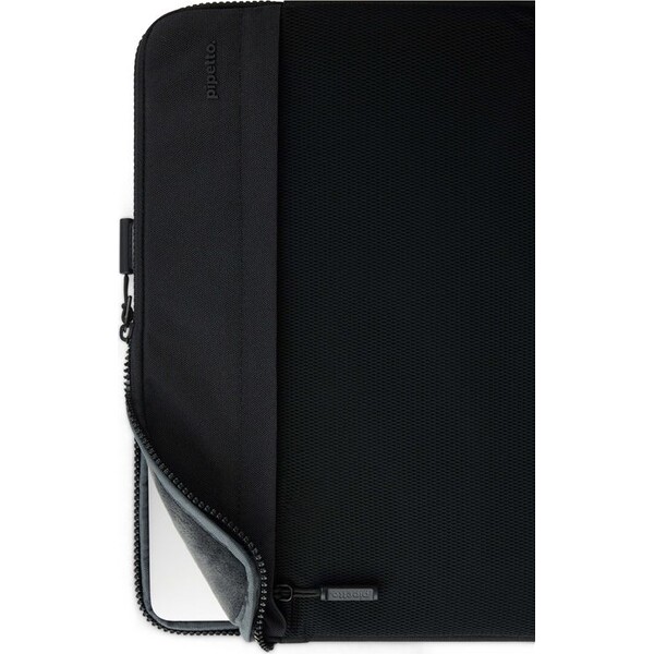 Pipetto-Expand-Sleeve-pouzdro-MacBook-Pro-14-MacBook-Air-13-6-cerne