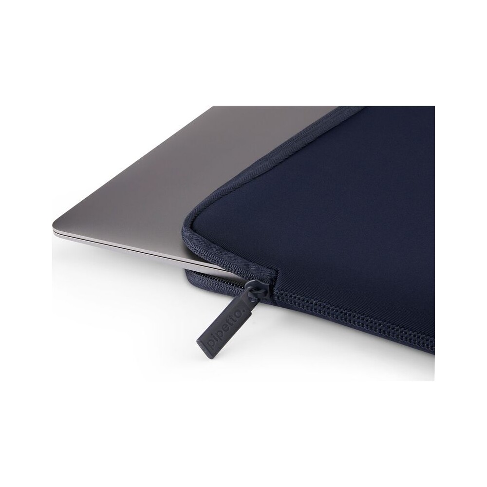 Pipetto-Classic-Fit-Sleeve-V2-pouzdro-pro-MacBook-14-13-tmave-modre