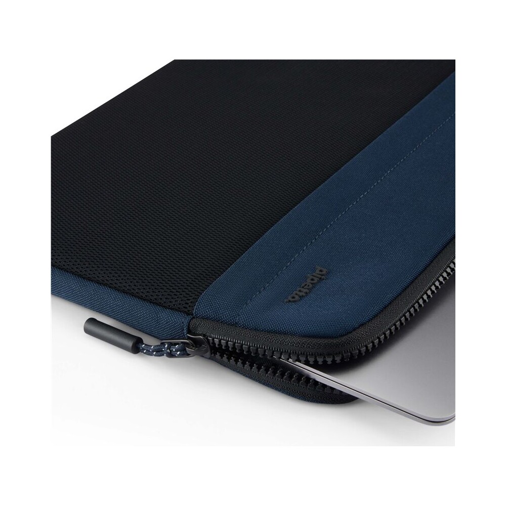 Pipetto-Expand-Sleeve-pouzdro-MacBook-Pro-14-MacBook-Air-13-6-tmave-modre