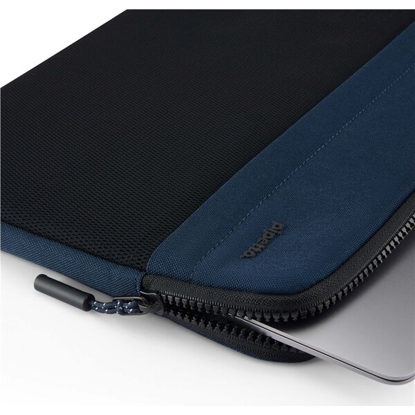 Pipetto-Expand-Sleeve-pouzdro-MacBook-Pro-14-MacBook-Air-13-6-tmave-modre