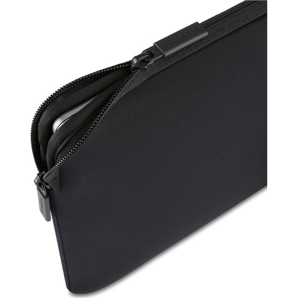 Pipetto-Classic-Fit-Sleeve-pouzdro-pro-MacBook-Air-15-cerne