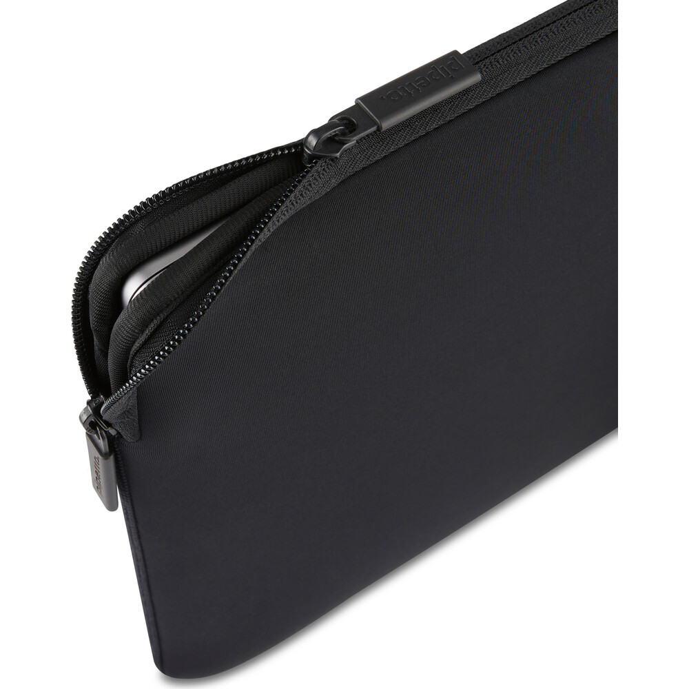 Pipetto-Classic-Fit-Sleeve-pouzdro-pro-MacBook-Neo-13-cerne
