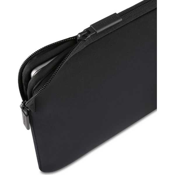 Pipetto-Classic-Fit-Sleeve-pouzdro-pro-MacBook-Neo-13-cerne