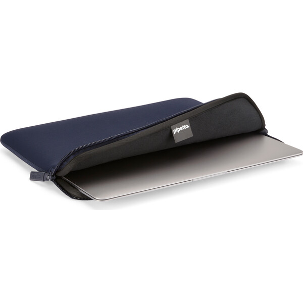 Pipetto-Classic-Fit-Sleeve-pouzdro-pro-MacBook-Neo-13-tmave-modre