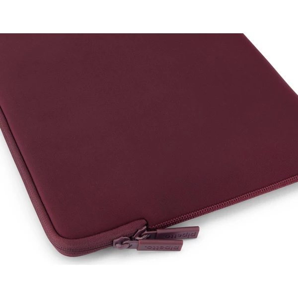 Pipetto-Classic-Fit-Sleeve-pouzdro-pro-MacBook-Neo-13-burgundy
