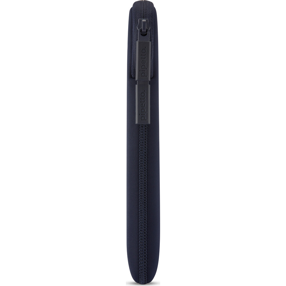 Pipetto-Classic-Fit-Sleeve-pouzdro-pro-MacBook-Neo-13-tmave-modre