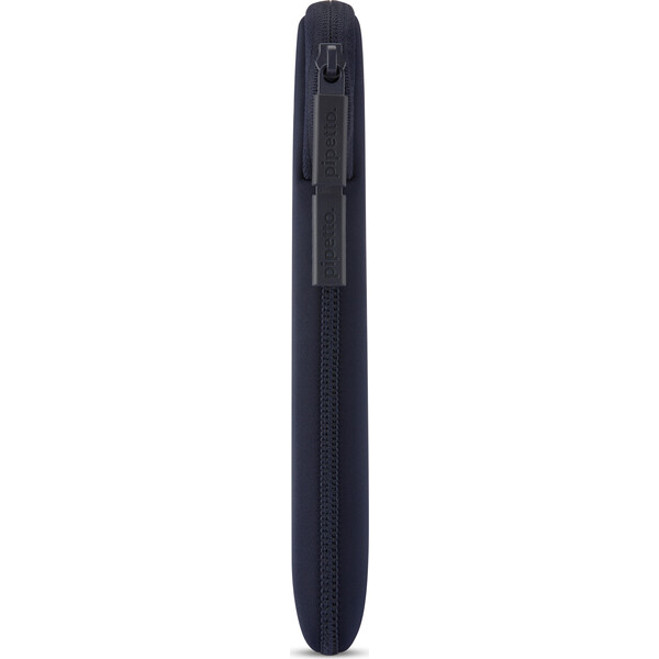 Pipetto-Classic-Fit-Sleeve-pouzdro-pro-MacBook-Neo-13-tmave-modre