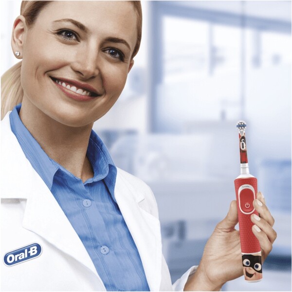 Oral-B-Vitality-D100-Kids-3-detsky-zubni-kartacek-Pixar-cestovni-pouzdro