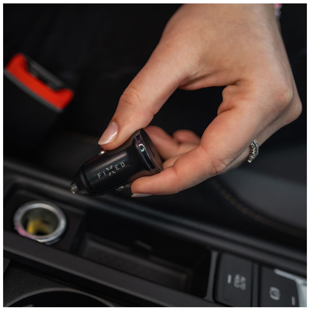 FIXED-autonabijecka-s-USB-C-vystupem-a-podporou-PD-30W-cerna