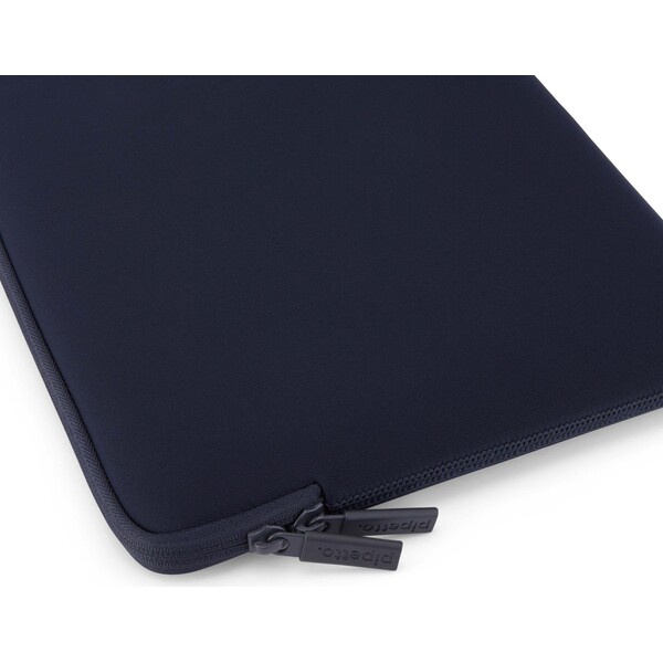 Pipetto-Classic-Fit-Sleeve-pouzdro-pro-MacBook-Neo-13-tmave-modre