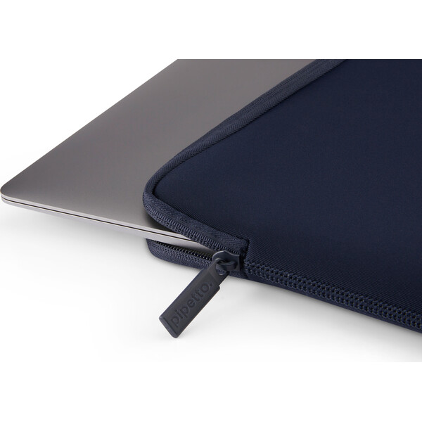 Pipetto-Classic-Fit-Sleeve-pouzdro-pro-MacBook-Neo-13-tmave-modre