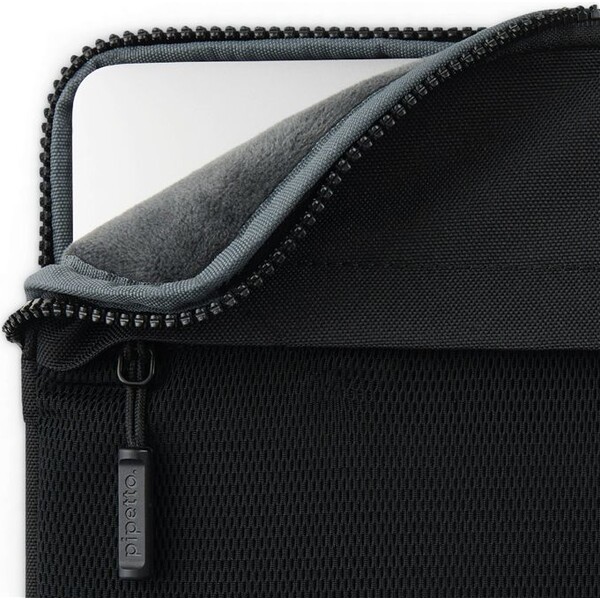 Pipetto-Expand-Sleeve-pouzdro-MacBook-Pro-14-MacBook-Air-13-6-cerne