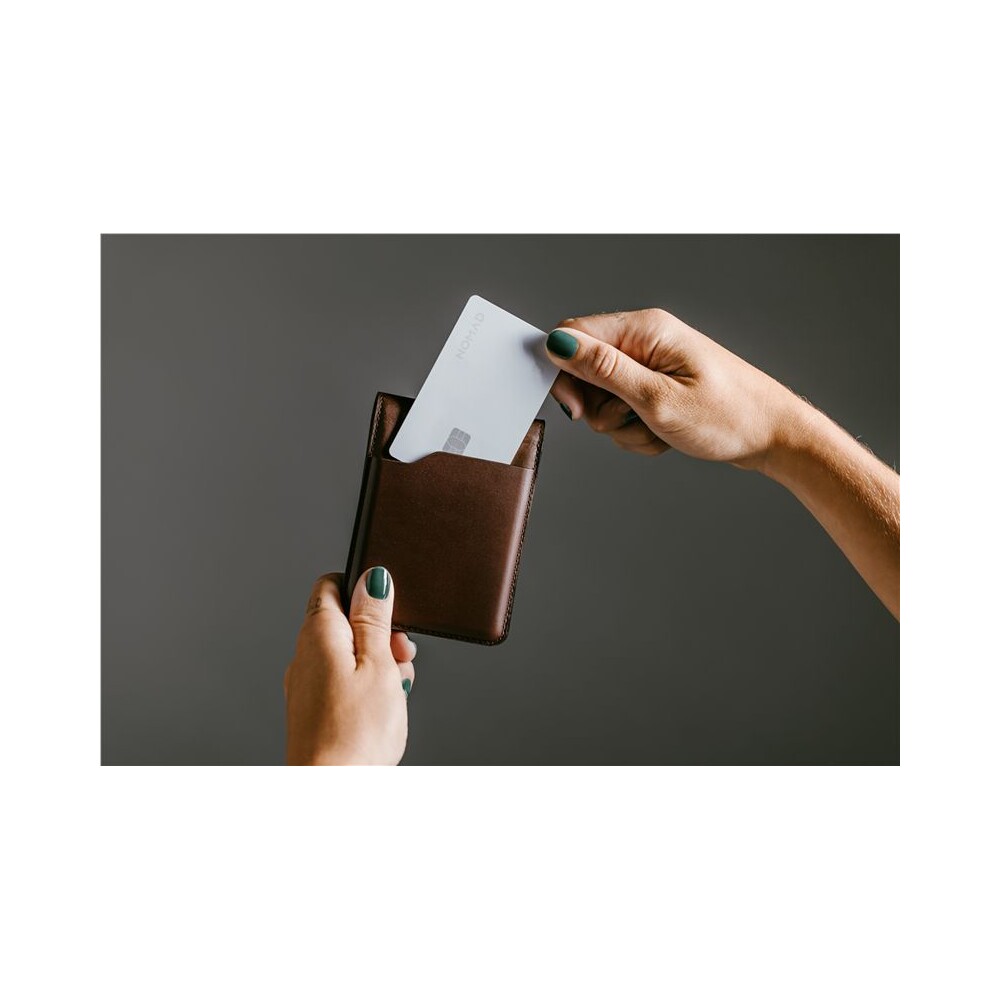 Nomad-Tracking-Card-Pro-lokator-s-Apple-Find-My-a-MagSafe-bily