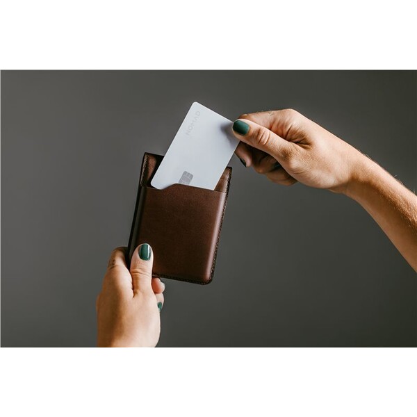 Nomad-Tracking-Card-Pro-lokator-s-Apple-Find-My-a-MagSafe-bily