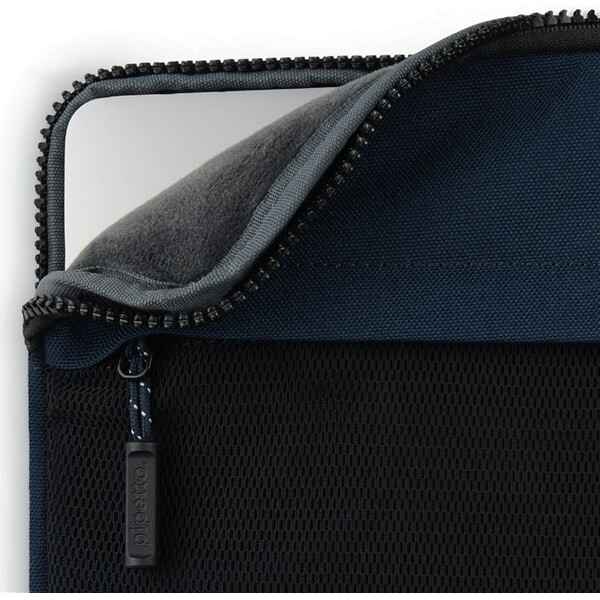 Pipetto-Expand-Sleeve-pouzdro-MacBook-Pro-14-MacBook-Air-13-6-tmave-modre
