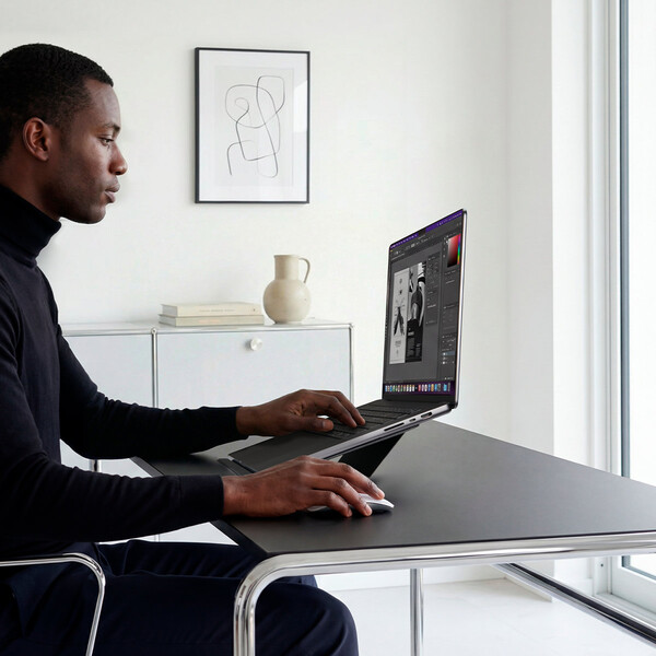 Spigen-Slim-Fold-Laptop-Stand-LD201-S7-stojanek-cerny