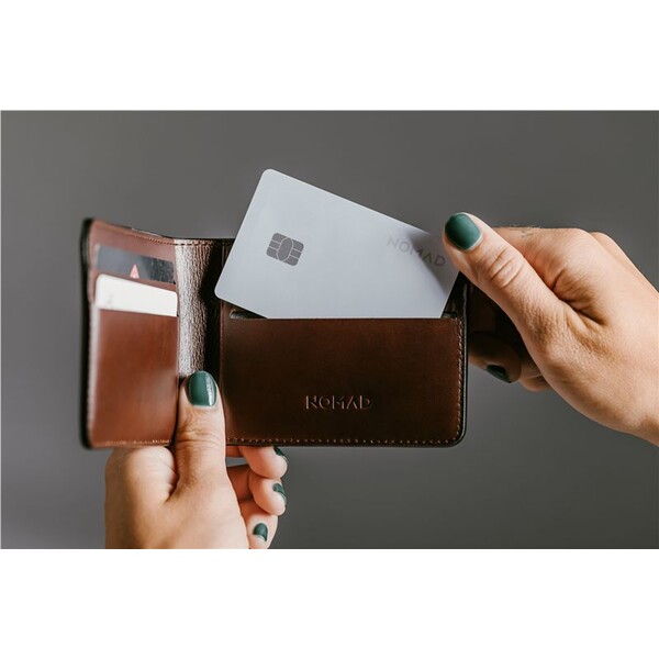 Nomad-Tracking-Card-Pro-lokator-s-Apple-Find-My-a-MagSafe-bily