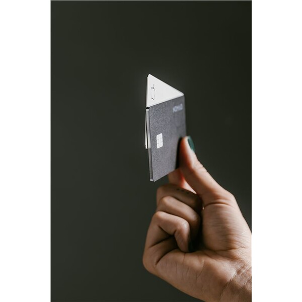 Nomad-Tracking-Card-Pro-lokator-s-Apple-Find-My-a-MagSafe-cerny