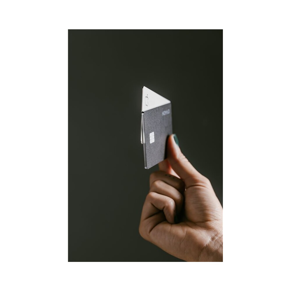 Nomad-Tracking-Card-Pro-lokator-s-Apple-Find-My-a-MagSafe-bily