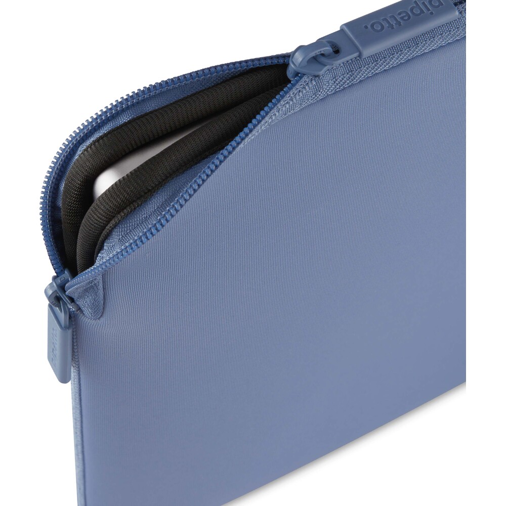 Pipetto-Classic-Fit-Sleeve-pouzdro-pro-MacBook-Neo-13-fialove