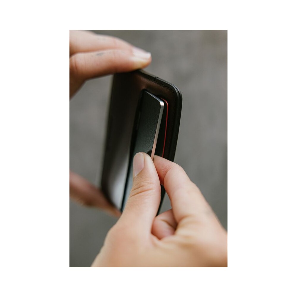 Nomad-Tracking-Card-Pro-lokator-s-Apple-Find-My-a-MagSafe-cerny