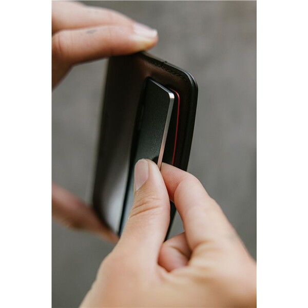 Nomad-Tracking-Card-Pro-lokator-s-Apple-Find-My-a-MagSafe-cerny