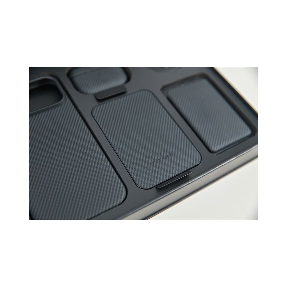 Pitaka-Gift-Box-premiovy-darkovy-balicek-pro-iPhone-17-Pro-Classic-Black-Collection