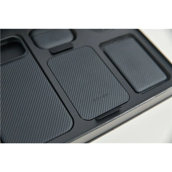 Pitaka-Gift-Box-premiovy-darkovy-balicek-pro-iPhone-17-Pro-Classic-Black-Collection