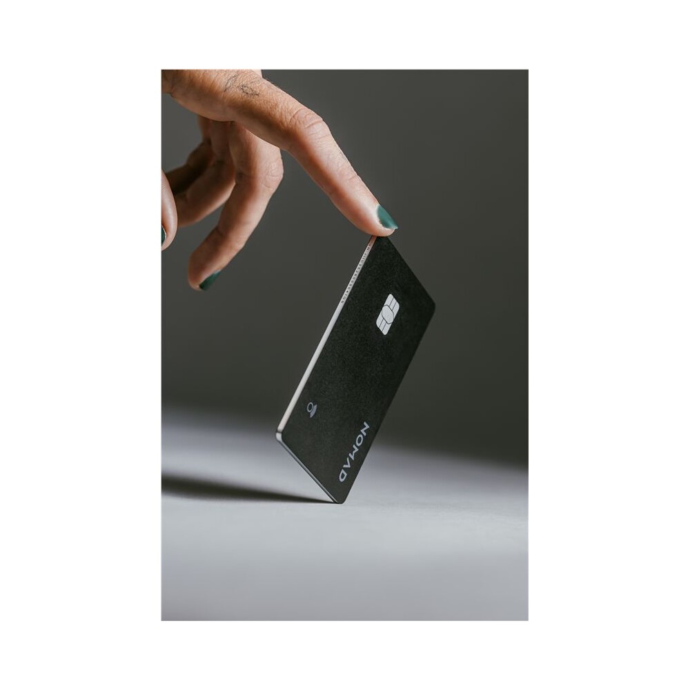 Nomad-Tracking-Card-Pro-lokator-s-Apple-Find-My-a-MagSafe-cerny