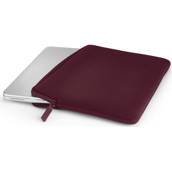 Pipetto-Classic-Fit-Sleeve-pouzdro-pro-MacBook-Neo-13-burgundy