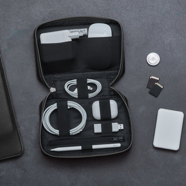 Woolnut-kozeny-Tech-Organizer-cerny