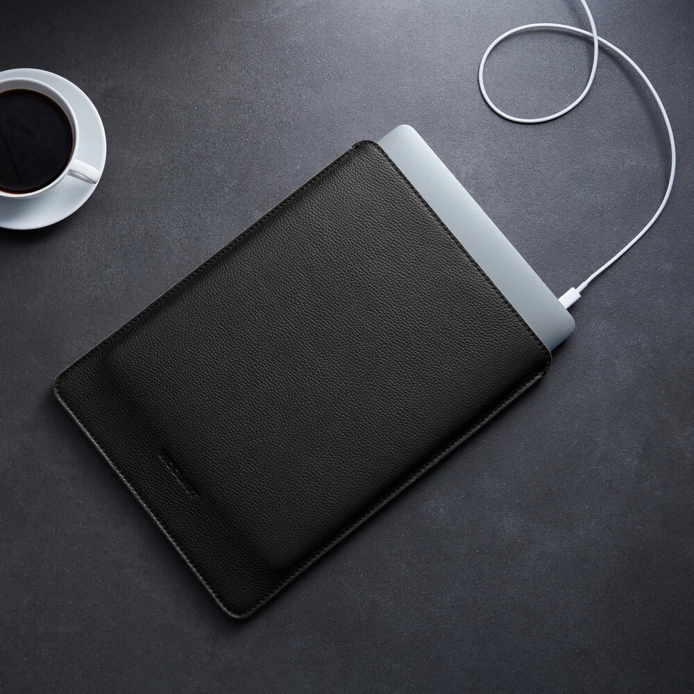 Woolnut-Leather-Sleeve-kozene-pouzdro-MacBook-Pro-13-MacBook-Air-13-cerne