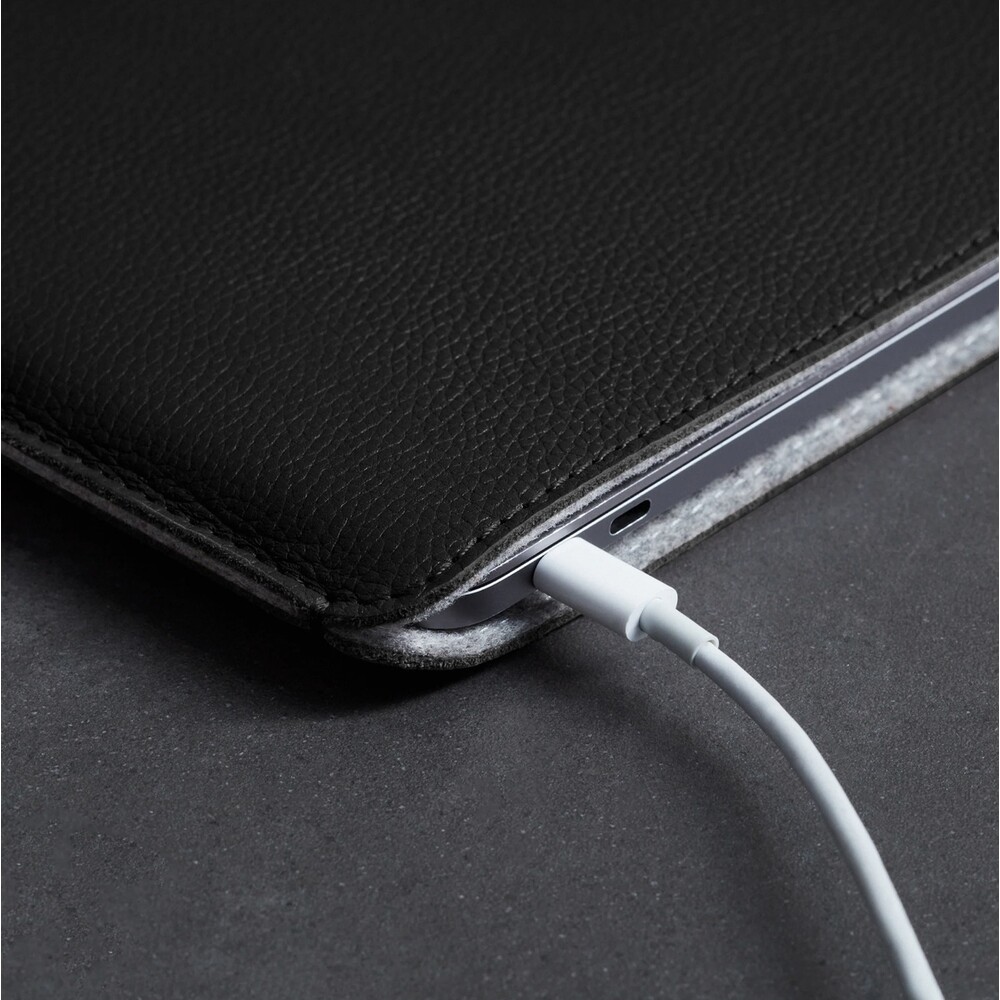 Woolnut-Leather-Sleeve-kozene-pouzdro-MacBook-Pro-13-MacBook-Air-13-cerne