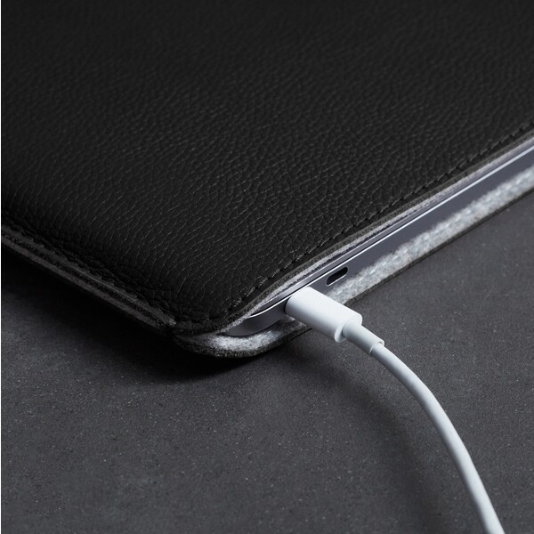 Woolnut-Leather-Sleeve-kozene-pouzdro-MacBook-Pro-13-MacBook-Air-13-cerne