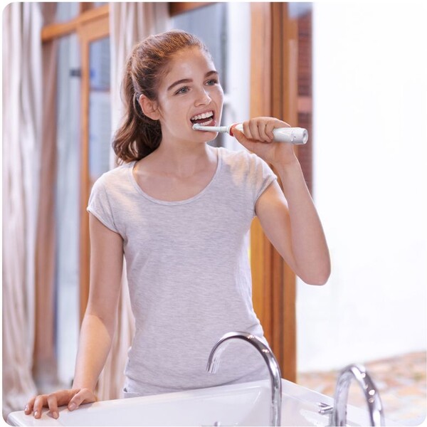 Oral-B-Teen-zubni-kartacek-pro-juniory-bily