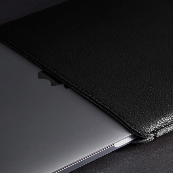 Woolnut-Leather-Sleeve-kozene-pouzdro-MacBook-Pro-13-MacBook-Air-13-cerne