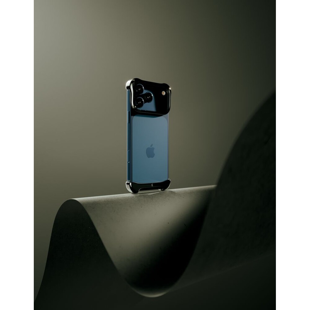 Arc-Pulse-titanovy-ochranny-ram-iPhone-17-Pro-Max-onyxove-cerny