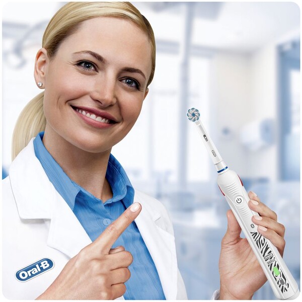 Oral-B-Teen-zubni-kartacek-pro-juniory-bily