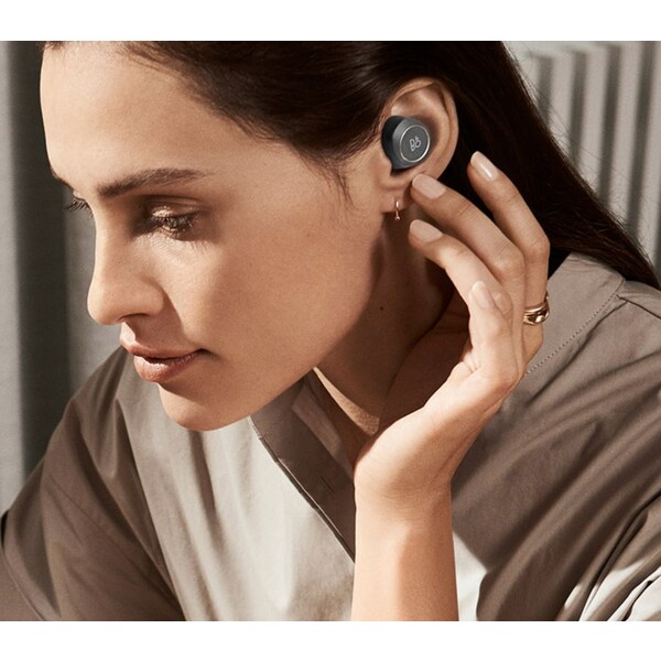 Bang-Olufsen-Beoplay-E8-cerna