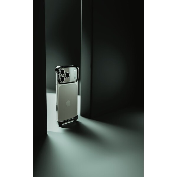 Arc-Pulse-titanovy-ochranny-ram-iPhone-17-Pro-Max-onyxove-cerny