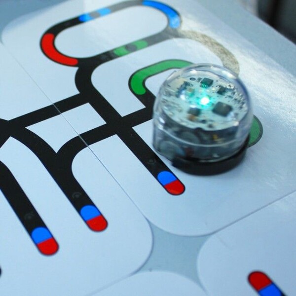 OZOBOT-2-0-BIT-inteligentni-minibot-bily